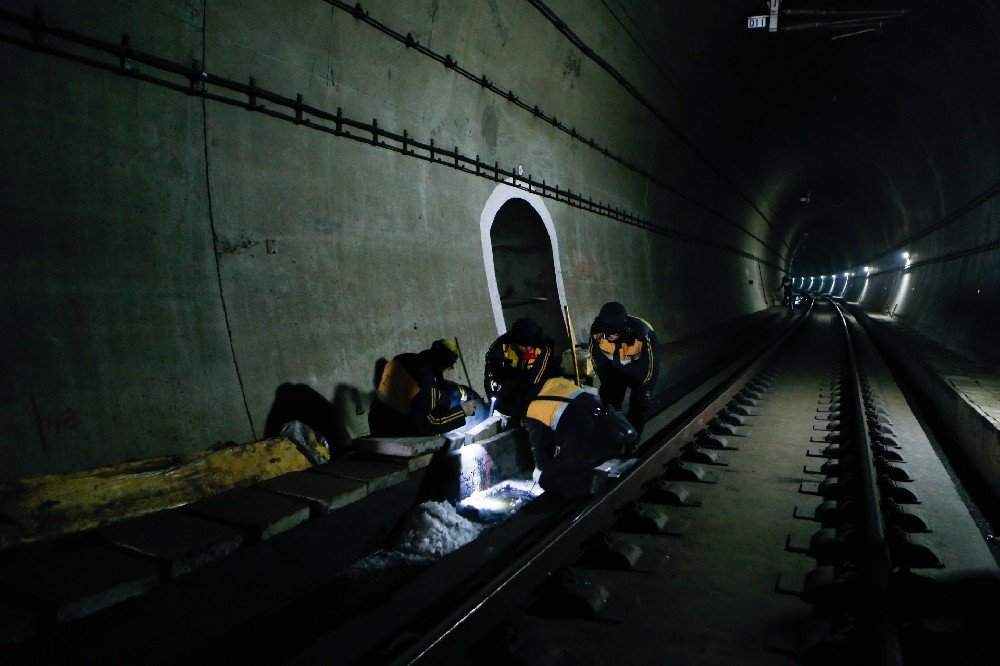 达日铁路运营隧道病害现状